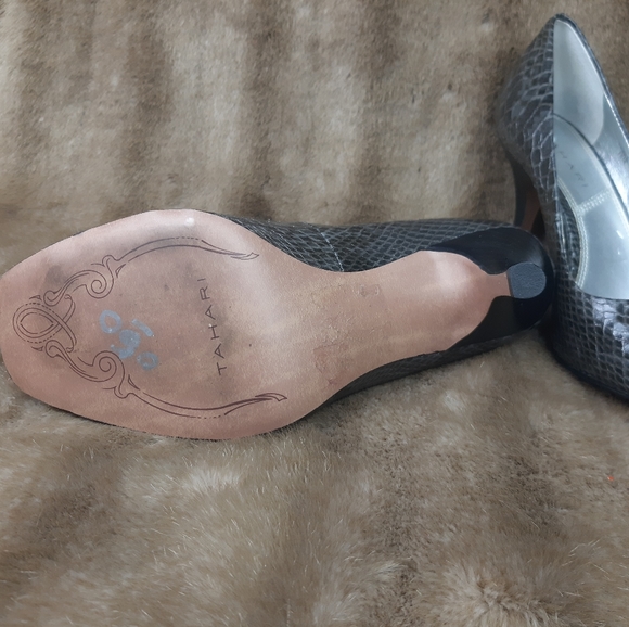 Tahari snake skin -peep toe heels - Picture 6 of 10